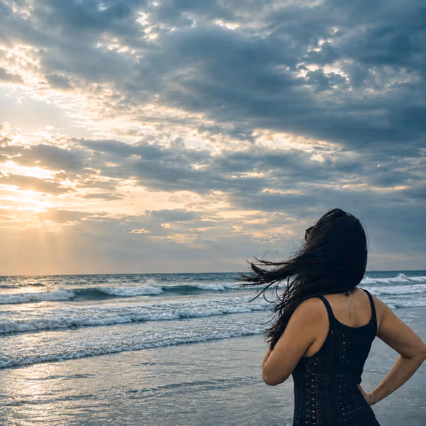 Mulher contemplando o mar